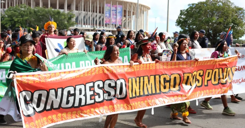 Milhares de manifestantes ocupam Esplanada dos Ministérios na 1ª Marcha do Acampamento Terra Livre