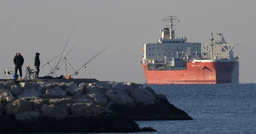 Preço do petróleo despenca 15% após trégua entre EUA e Irã