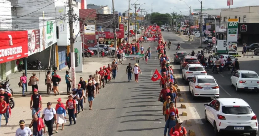 MST reúne 2 mil pessoas em marcha pela reforma agrária na Bahia
