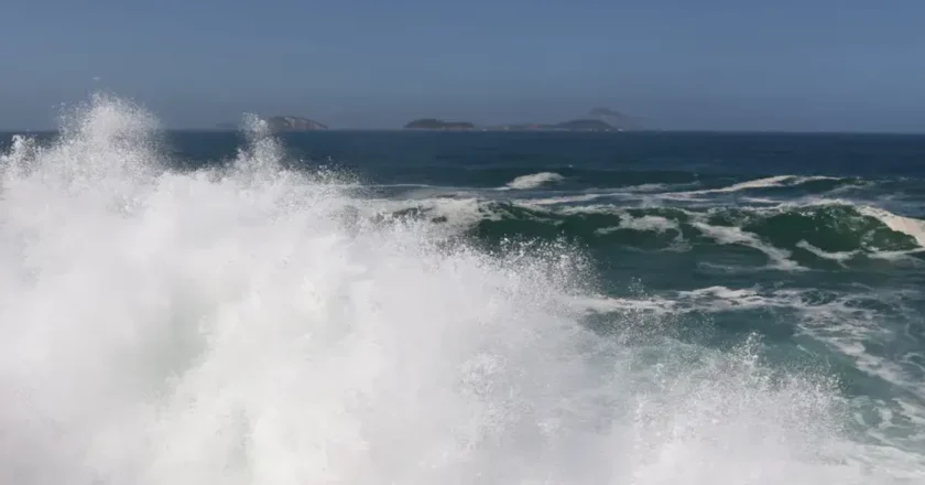 Alerta de ressaca com ondas de até 3 metros no Litoral Norte