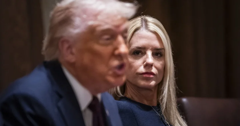 Donald Trump demite procuradora-geral dos EUA, Pam Bondi