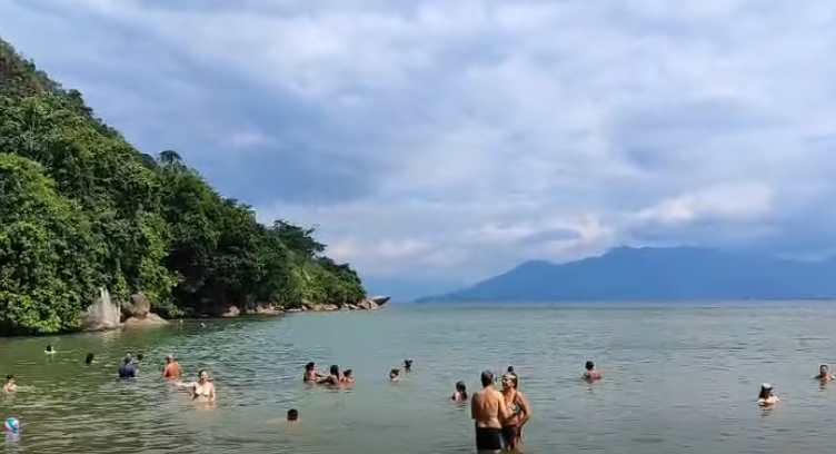 Prainha em Caraguatatuba está livre de poluição após ação