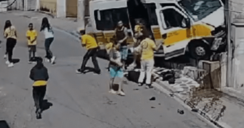 Van escolar colide com muro em Guaianases