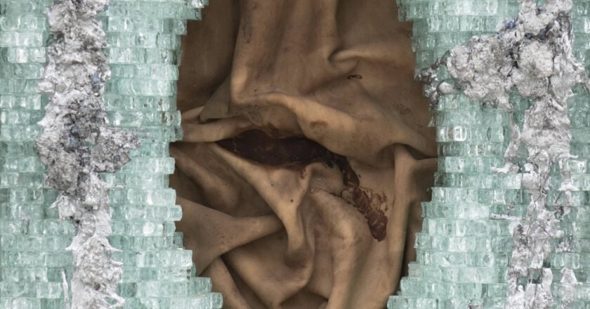 Helô Sanvoy explora violência e fetiche com obras de couro e vidro