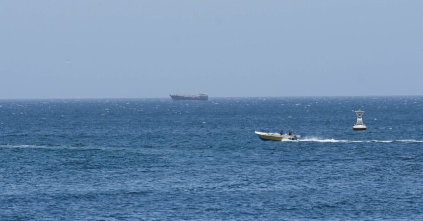 Irã permite passagem de navios, mas tráfego é baixo em Hormuz