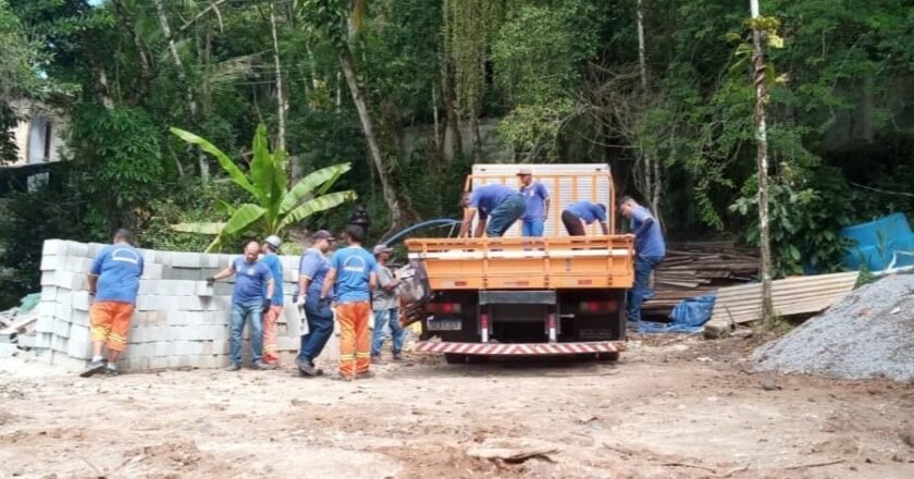 Fiscalização ambiental em São Sebastião retira obras irregulares