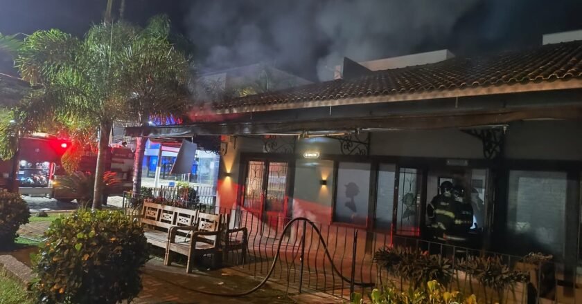 Incêndio eclode em restaurante após suposta tentativa de furto