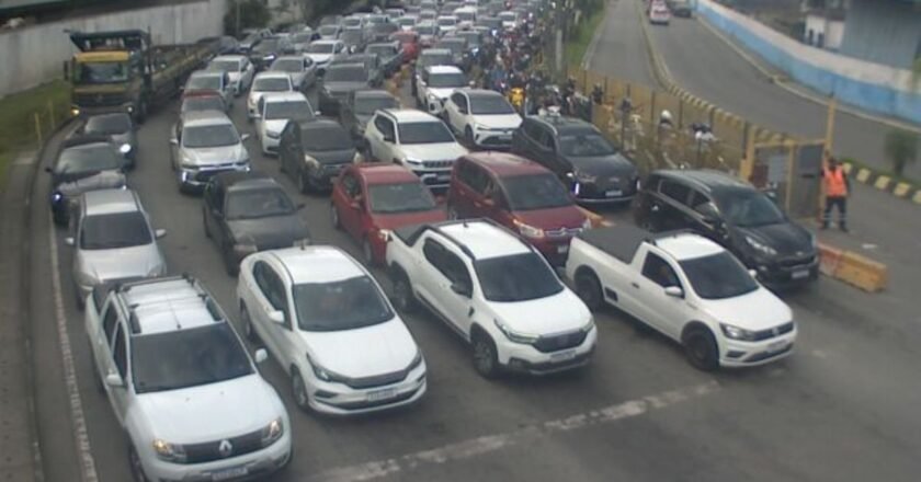 Demora nas travessias do litoral de SP na manhã desta quinta