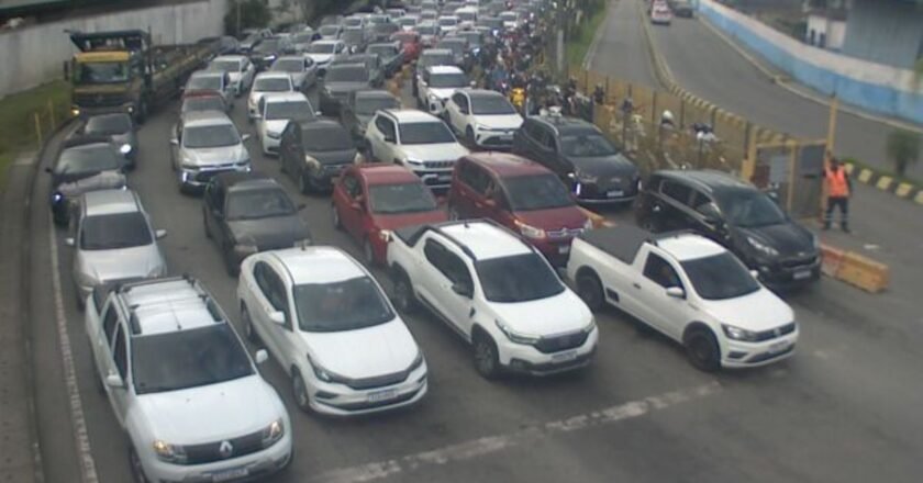Demora nas travessias do litoral de SP na manhã desta quinta