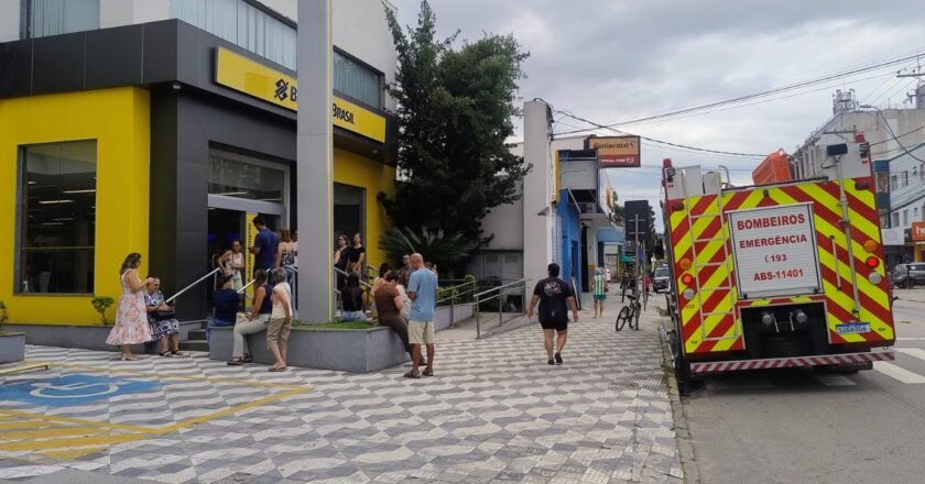 Bombeiros apagam incêndio na agência de Banco do Brasil em Caraguatatuba