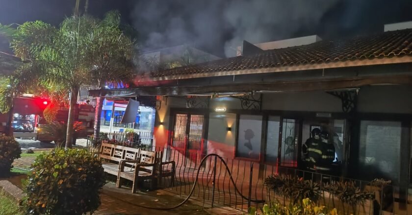 Incêndio destrói restaurante no Centro de Ubatuba, deixando danos estimados em R$ 200 mil