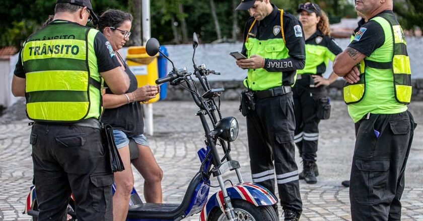 Trânsito de São Sebastião faz blitz contra uso irregular de bikes elétricas