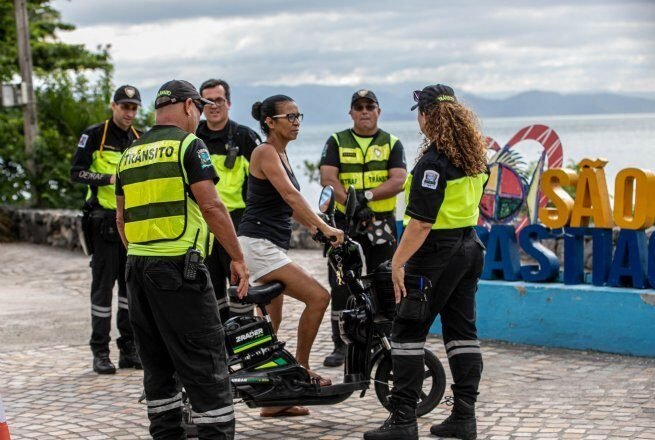 Blitz alerta São Sebastião: 400 usuários de bikes elétricas são orientados sobre segurança no trânsito