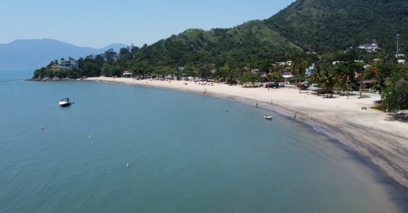 Praia das Cigarras: Onde as Famílias Desfrutam do Mar e da Natureza em São Sebastião