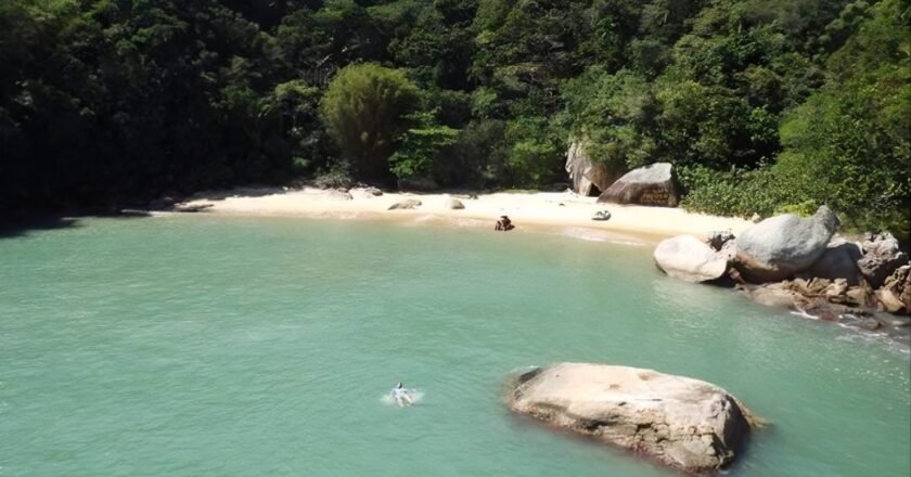 Praia do Moisés é uma das mais isoladas do Guarujá