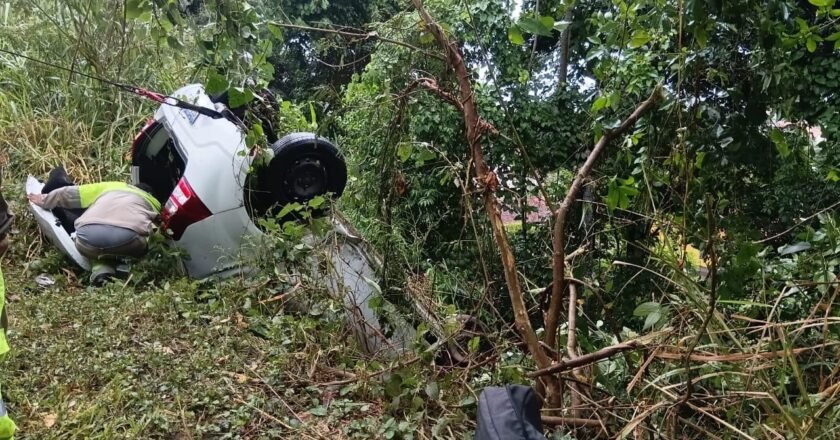Acidente na Rio-Santos: carro capota e cai em ribanceira em São Sebastião