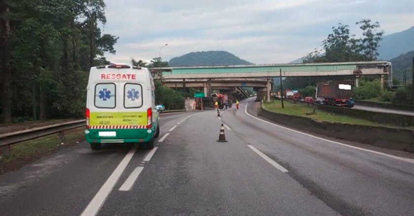 Acidente com carreta bloqueia trecho da SP-055 em Baixada Santista