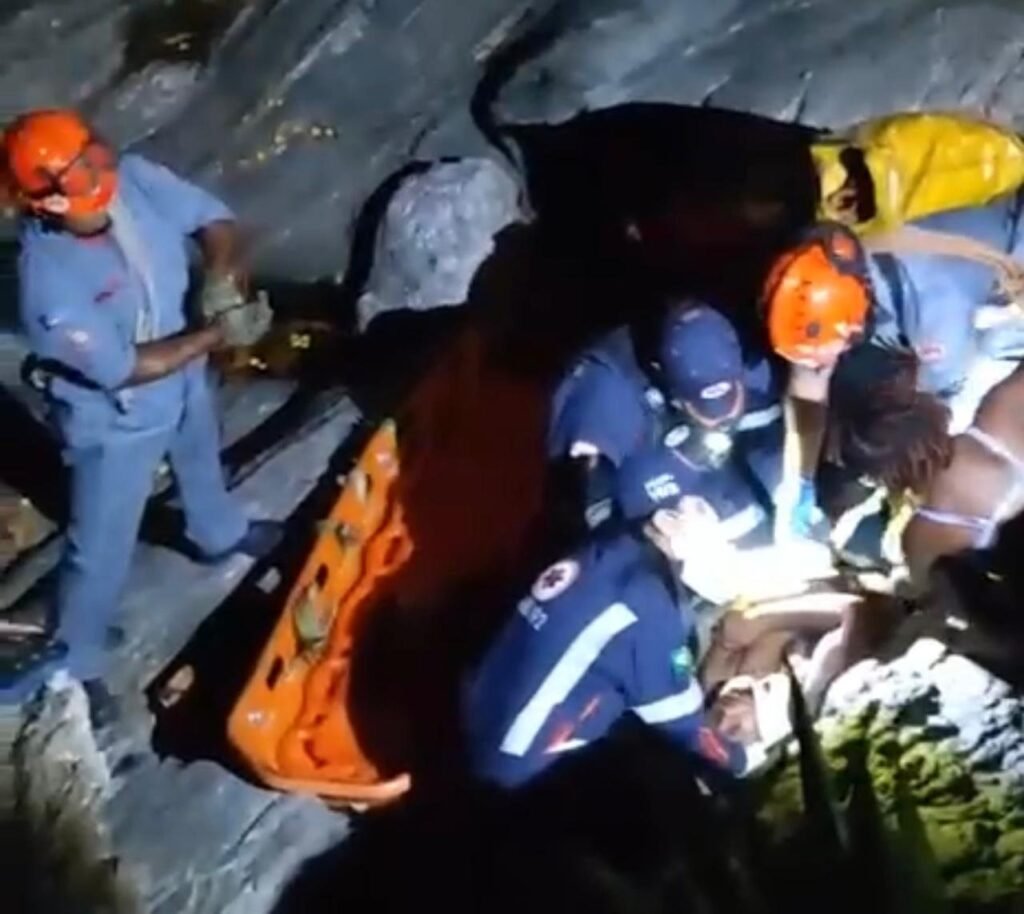 Turista socorrida após queda de costeira em Ilhabela