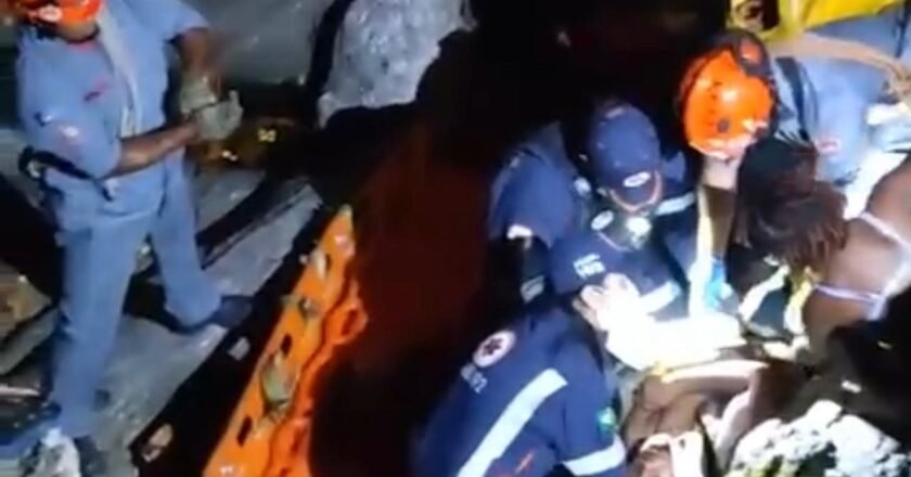 Turista socorrida após queda de costeira em Ilhabela