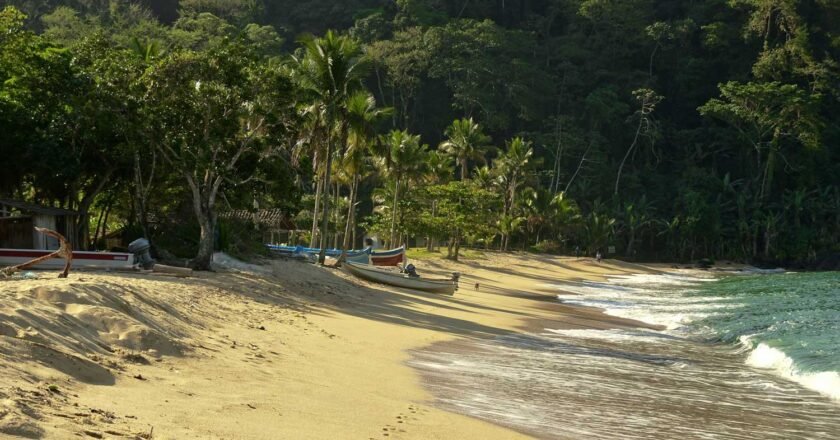 Praia Vermelha, onde o silêncio e o mar definem a experiência