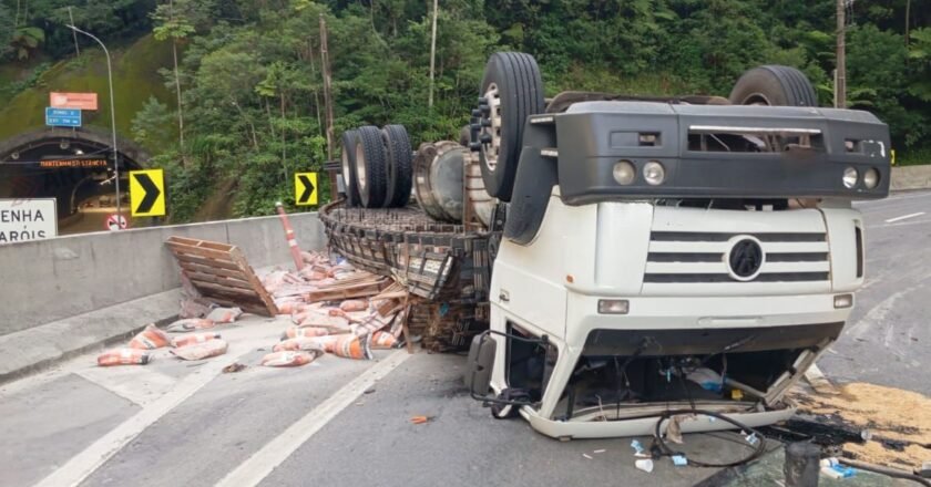 Caminhão perde os freios e tomba na Tamoios