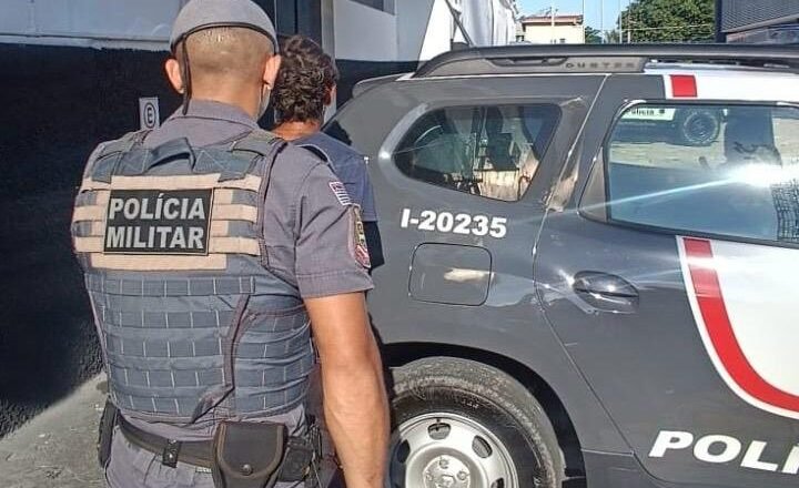 Adolescente defende mãe e é agredido