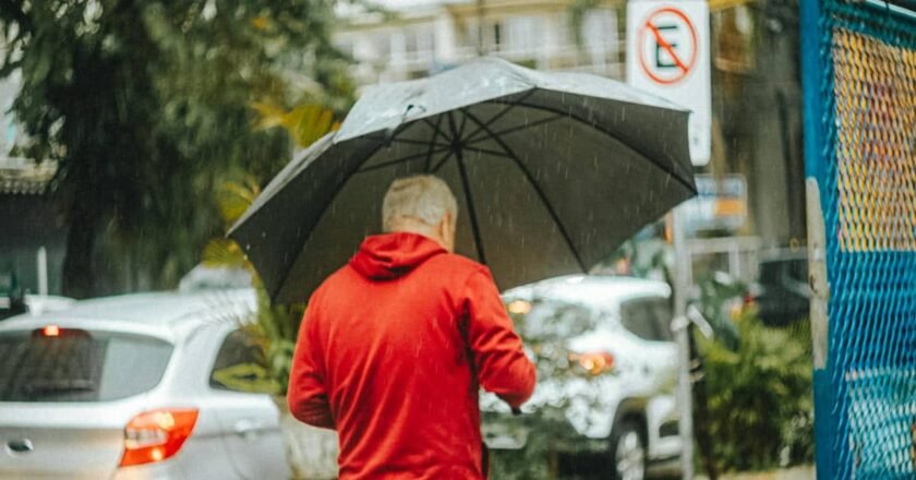 Ciclone no sul empurra frente fria para o litoral