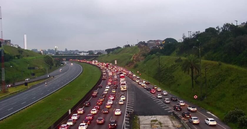 Trânsito lento no litoral norte de sp