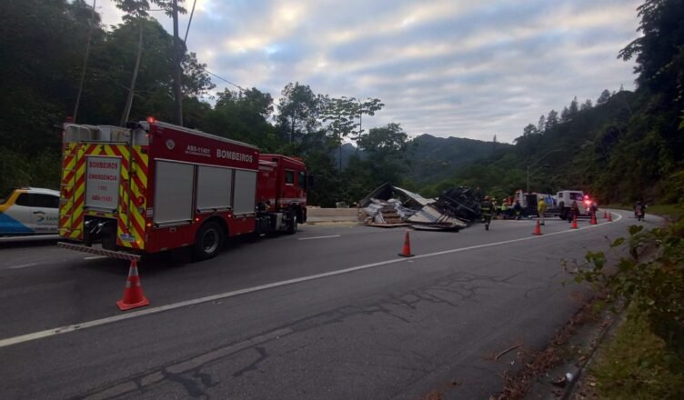 Caminhão tomba na serra da tamoios