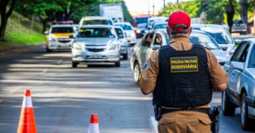 Colisão frontal em Ilhabela termina com veículo apreendido