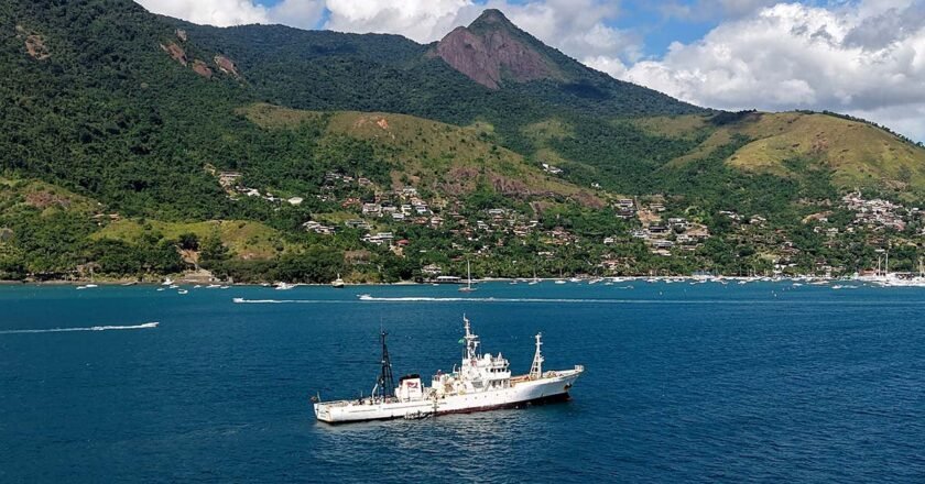 Navio ativista bandero visita ilhabela