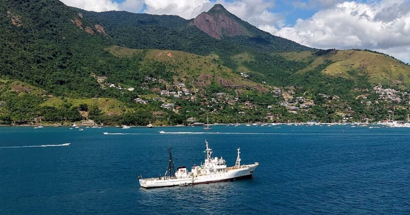 Navio ativista bandero visita ilhabela
