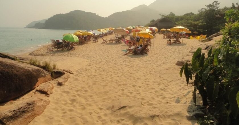 Praia do Prumirim em Ubatuba combina mar e cachoeira