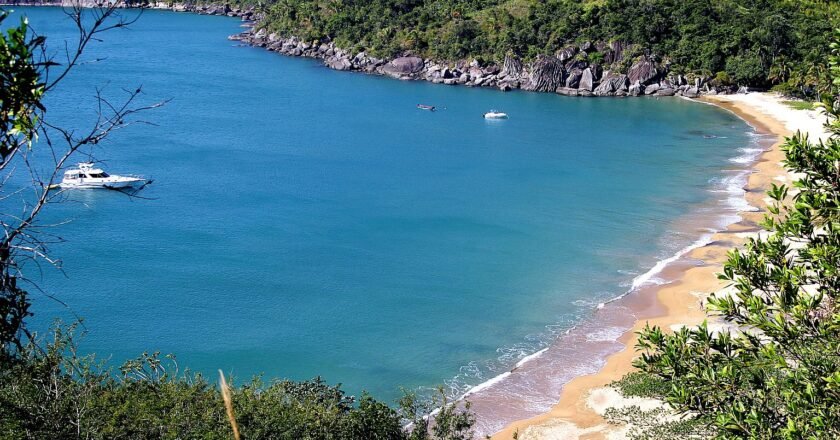 Praia do Jabaquara em Ilhabela oferece estrutura e beleza