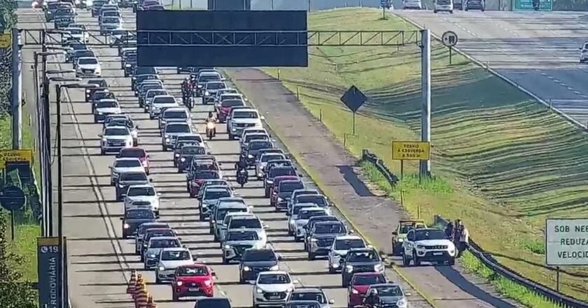 Tráfego lento na rodovia do litoral de SP