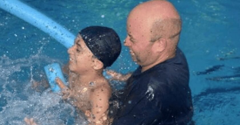 Projeto de natação para crianças autistas em Ilhabela