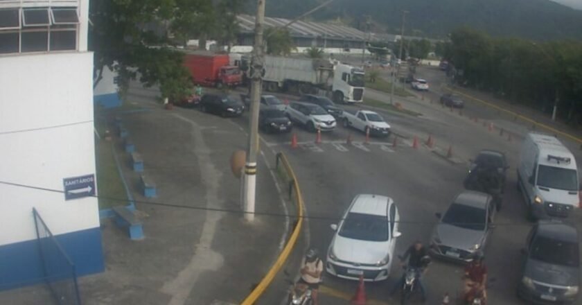 Travessia de balsas São Sebastião-Ilhabela é acompanhada
