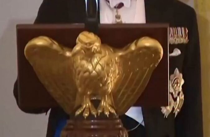 Rei Charles entrega sino a Trump nos EUA