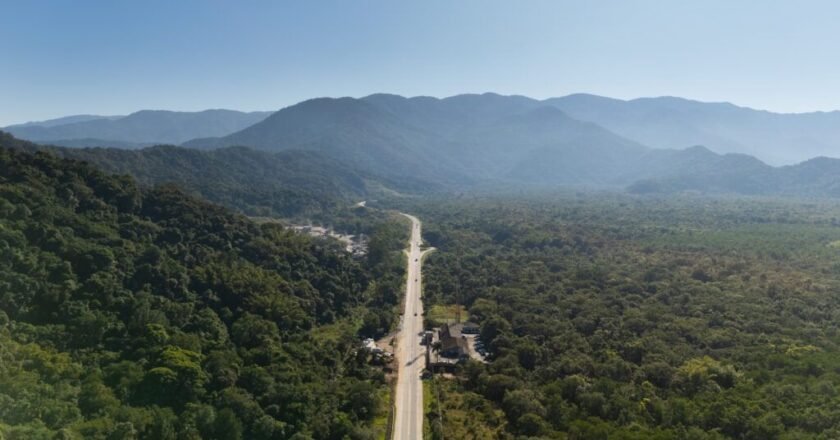 Concessionária inicia faixas reversíveis na Mogi‑Bertioga