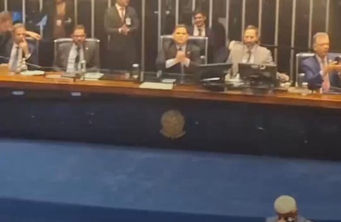 Senadores rejeitam indicado ao Supremo e gritam “Fora, Lula”
