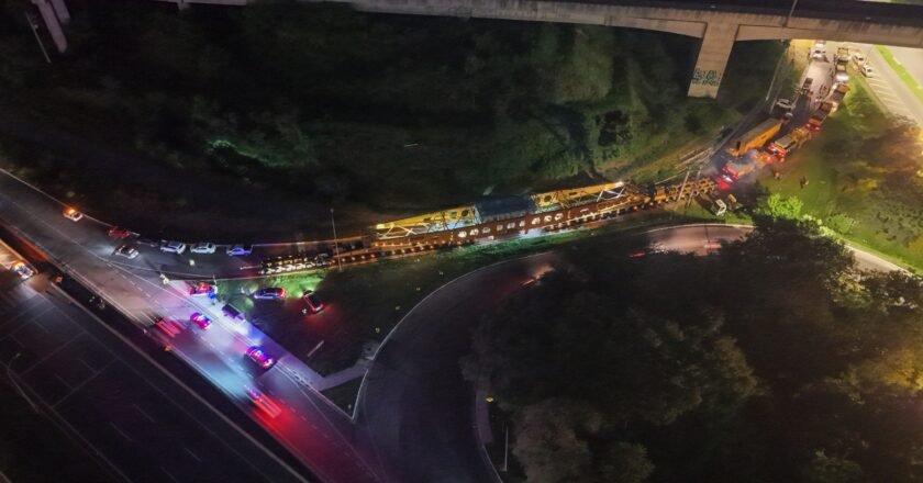 Carga gigante de 845 toneladas é transportada por rodovia da região e seguirá para o porto no Litoral Norte