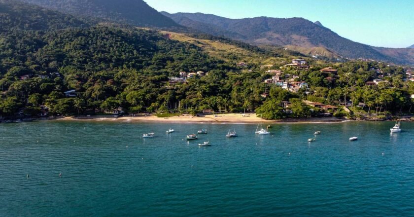 Praia da Armação: refúgio dos velejadores e da história em Ilhabela