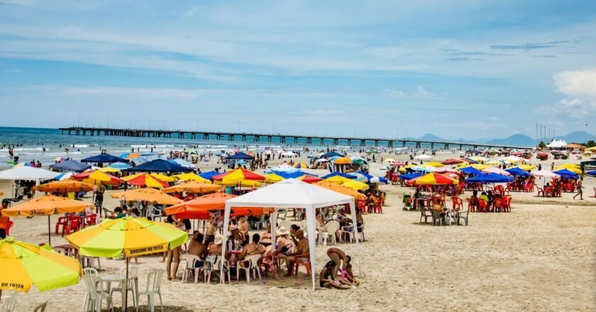 Praia do Agenor de Campos reúne lazer e tradição em Mongaguá