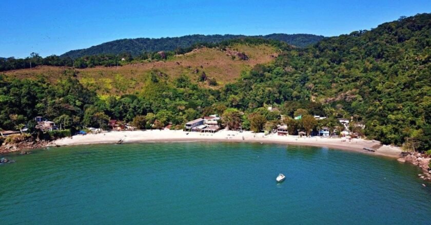 Praia do Góes: praia com vila de pescadores no Guarujá
