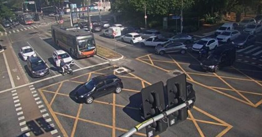 Trânsito é intenso em várias vias de São Paulo