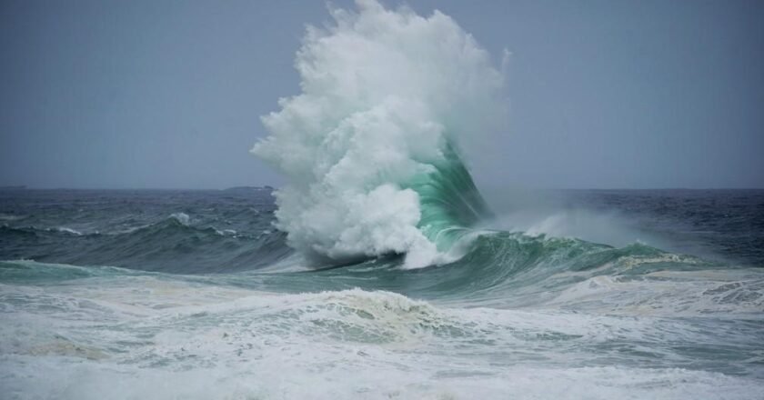 Ressaca atinge Litoral Norte com ondas de até 3