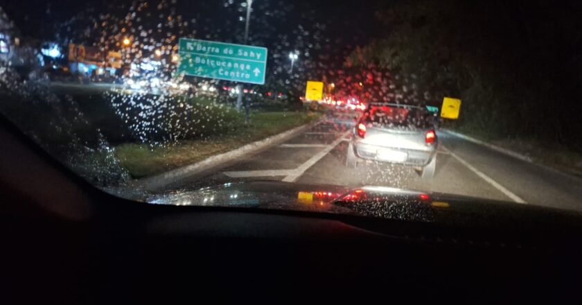 Pai e 3 crianças são atropelados em trecho sem