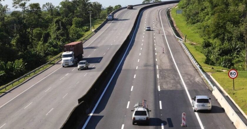Trânsito flui normalmente na rodovia Mogi-Bertioga
