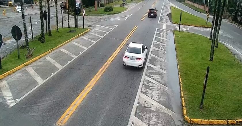 Tráfego normal na SP 055 Rio-Santos