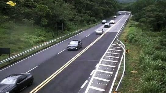 Trânsito flui sem interrupções na rodovia Mogi-Bertioga